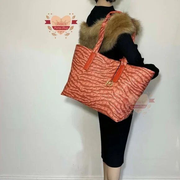 🧡Michael Kors Signature Large Tote🧡 - Picture 15 of 17